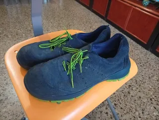 Botas de trabajo azules y verdes