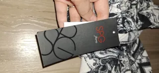 Pantalones blanco y negro hasta la rodilla