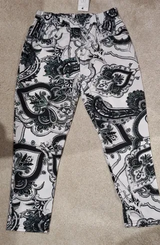 Pantalones blanco y negro hasta la rodilla