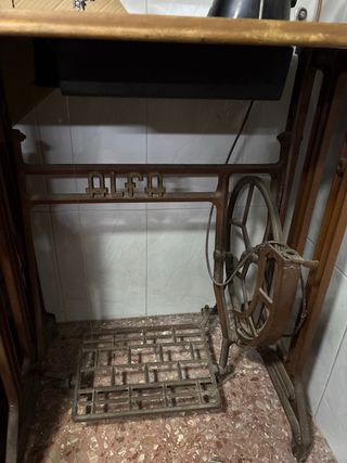 Máquina de coser Alfa antigua