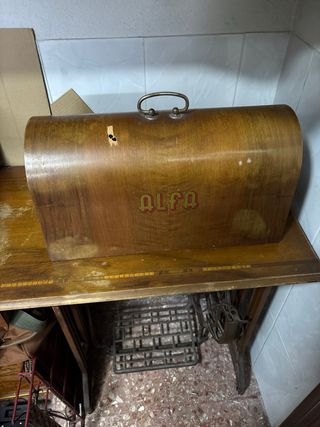 Máquina de coser Alfa antigua