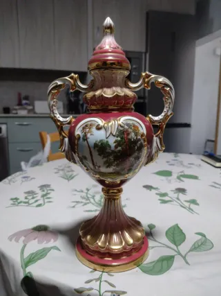 Jarrón de porcelana con detalles dorados