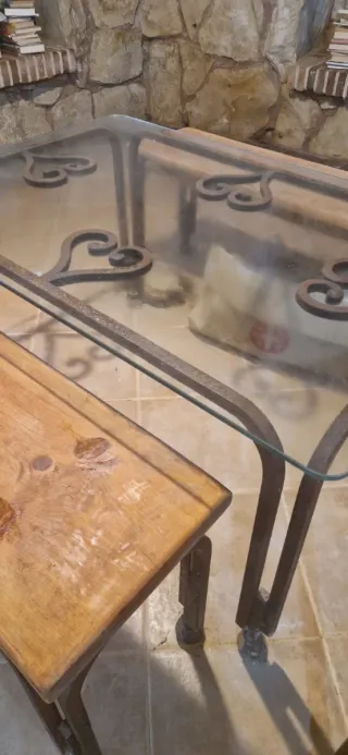 Mesa de hierro y madera con 3 bancos