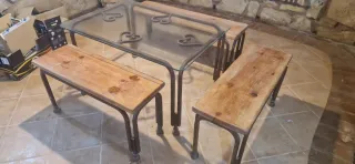 Mesa de hierro y madera con 3 bancos