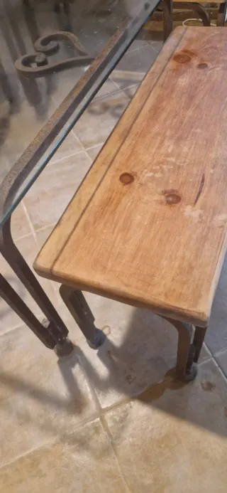 Mesa de hierro y madera con 3 bancos