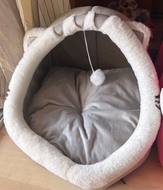 Cama para gato con pompón
