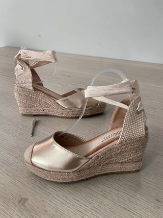 Cuñas doradas beige