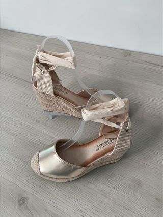 Cuñas doradas beige