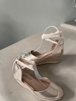 Cuñas doradas beige