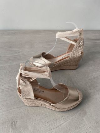 Cuñas doradas beige