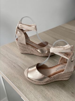 Cuñas doradas beige