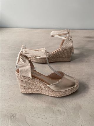 Cuñas doradas beige