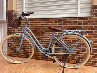 Bicicleta urbana azul con cesta