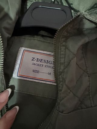 Chaqueta verde militar con capucha