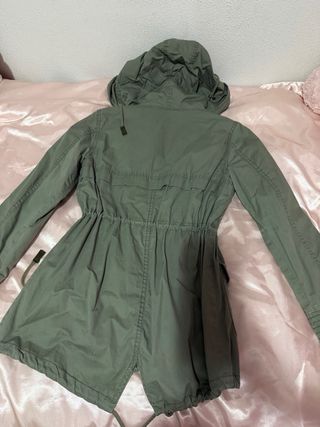 Chaqueta verde militar con capucha