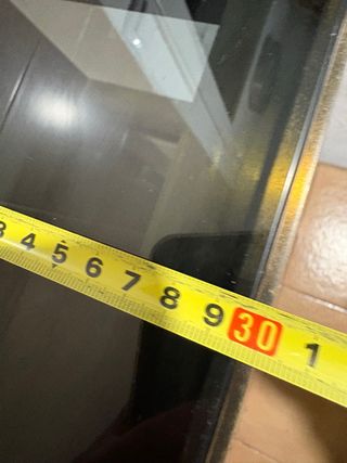 Estantería de cristal y metal dorada