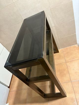 Estantería de cristal y metal dorada