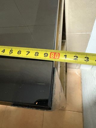 Estantería de cristal y metal dorada