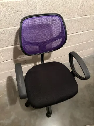 Silla de escritorio ergonómica púrpura y negra