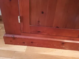 "Urge" Aparador de madera con vitrina