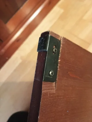 "Urge" Aparador de madera con vitrina