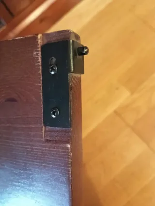 "Urge" Aparador de madera con vitrina