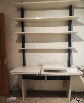 Mesa escritorio con estantería