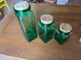 Vasi in vetro verde con tappo in sughero