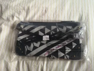 Bolso Desigual negro con flores y tachuelas