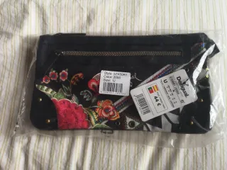 Bolso Desigual negro con flores y tachuelas