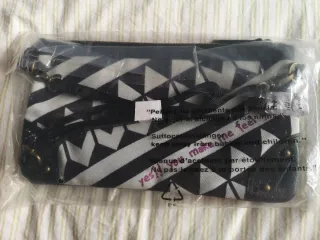 Bolso Desigual negro con flores y tachuelas