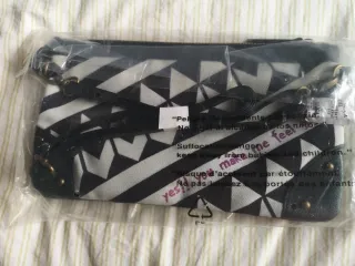 Bolso Desigual negro con flores y tachuelas