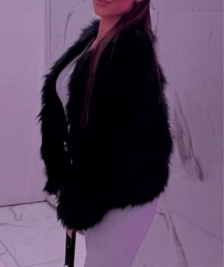 Chaqueta negra peluda