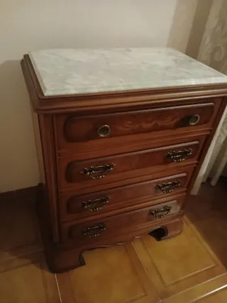 Mesita de noche de madera con mármol