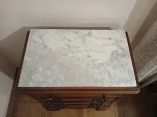 Mesita de noche de madera con mármol