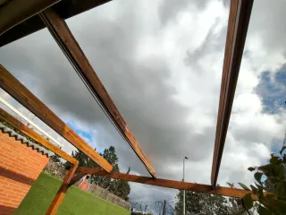 Pérgola madera y lona beige