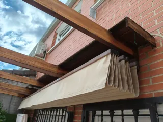 Pérgola madera y lona beige