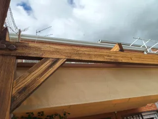 Pérgola madera y lona beige
