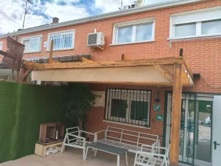 Pérgola madera y lona beige