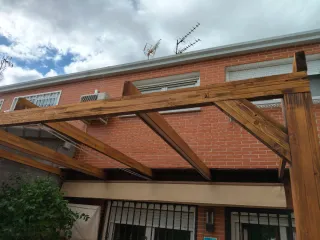 Pérgola madera y lona beige