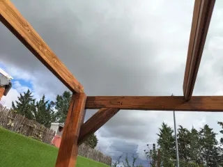 Pérgola madera y lona beige