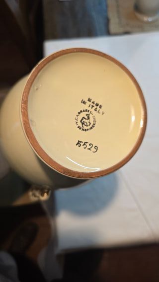 Vaso ceramica beige con manici dorati