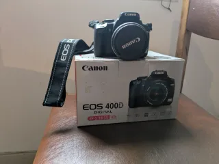 Cámara Canon EOS 400D con objetivo EF-S 18-55