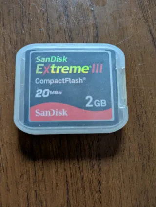 Cámara Canon EOS 400D con objetivo EF-S 18-55