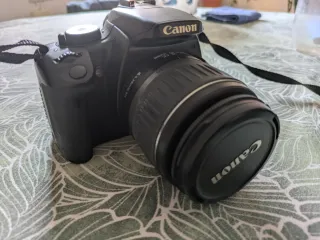 Cámara Canon EOS 400D con objetivo EF-S 18-55