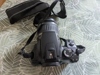 Cámara Canon EOS 400D con objetivo EF-S 18-55