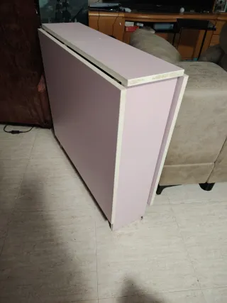 Mesa plegable de madera rosa y blanca