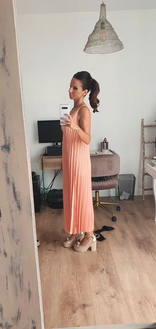 Vestido midi Zara salmón plisado cadena dorada