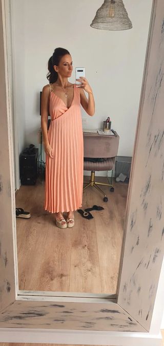 Vestido midi Zara salmón plisado cadena dorada