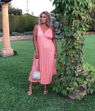 Vestido midi Zara salmón plisado cadena dorada